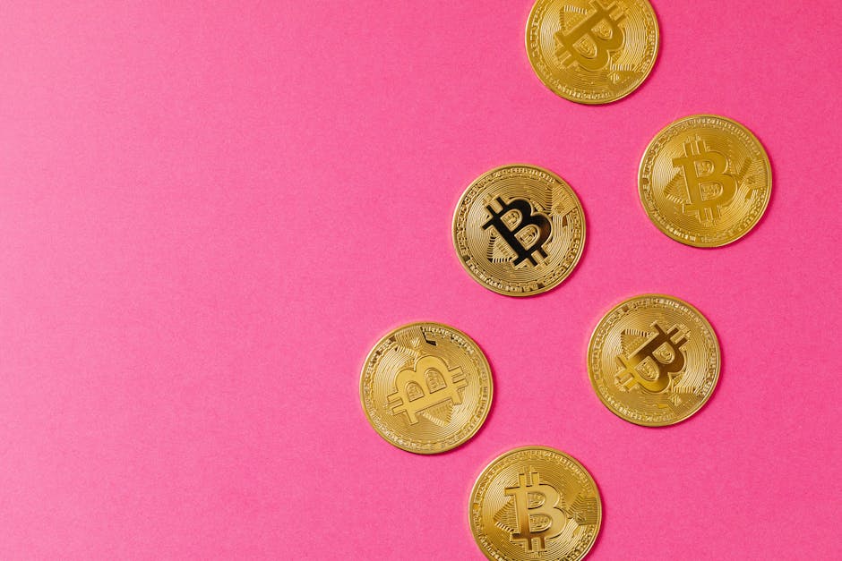 Bitcoin novčići na ružičastoj površini